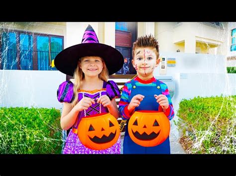 Diana and Roma Trick or Treat Halloween Adventure - Videos For Kids