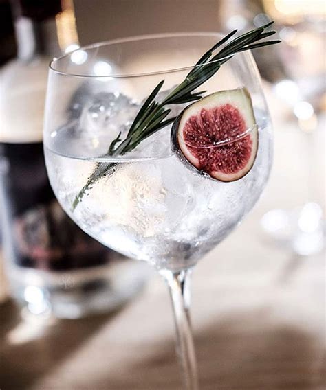 These Crystal Gin & Tonic Glasses Are The Authentic Way To Drink A G&T ...