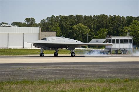 X-47B returns to NAS Patuxent River, MD - a photo on Flickriver