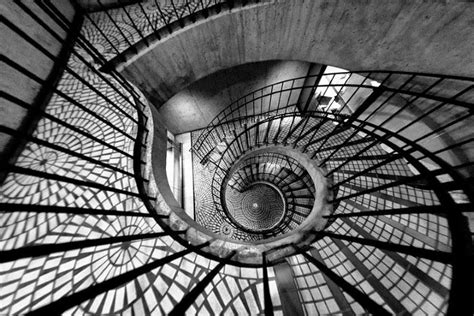 15 Mesmerizing Examples of Spiral Staircase Photography