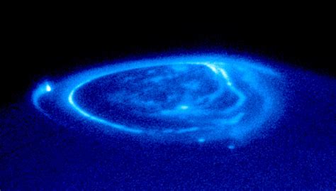 File:Jupiter.Aurora.HST.UV.jpg - Wikimedia Commons