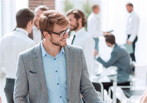 Premium Photo | Business people shaking hands in the office hall