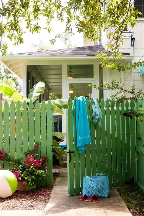 10 Stunning Backyard Landscaping Ideas Against Fence to Transform Your ...