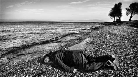 Ai Weiwei rejoue la photographie d'Aylan Kurdi à Lesbos | Actuphoto