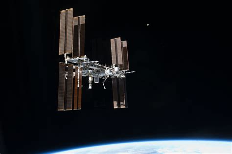 Senators Propose Extending Space Station's Life to 2030 in NASA ...