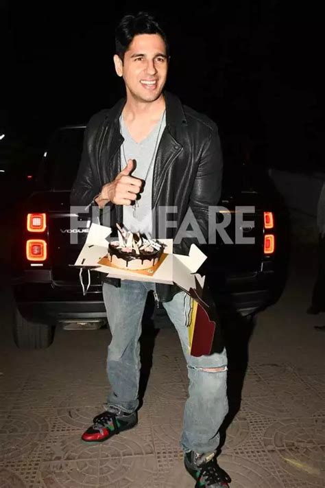 7 happy photos of Sidharth Malhotra with his birthday cake. See pics ...