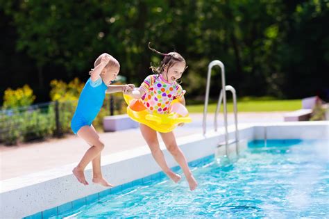 Happy little kids jumping into swimming pool - Savvy Tokyo