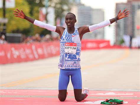 Kelvin Kiptum breaks a world record at the Chicago Marathon : NPR