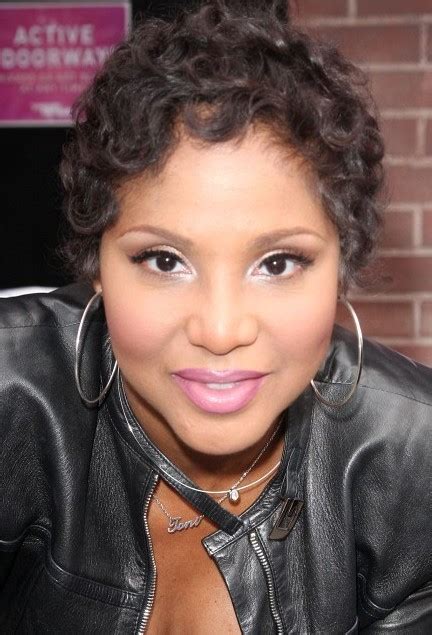 Toni Braxton Short Curly Hairstyle - Hairstyles Weekly