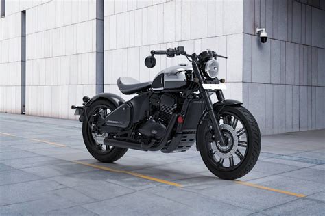 Jawa 42 Bobber Black Mirror Price, Images, Mileage, Specs & Features