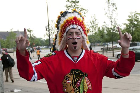 Blackhawks ban fans from wearing headdresses at team events, United Center