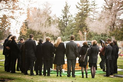 What Not To Wear To A Funeral, According To Etiquette Experts ...