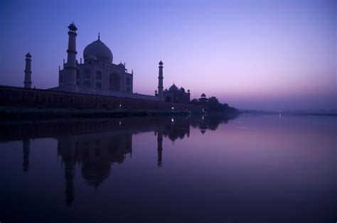 Taj Mahal in twilight view, water reflection of yamuna river - Oassence ...