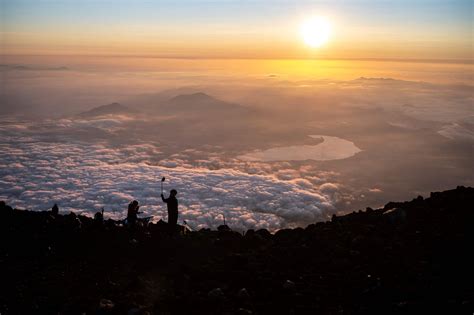 Sunrise above the clouds: Mount Fuji once again mesmerizes hikers ...