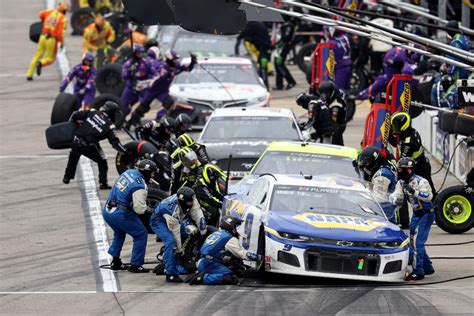 Here's What Happens During a NASCAR Pit Stop - FanBuzz