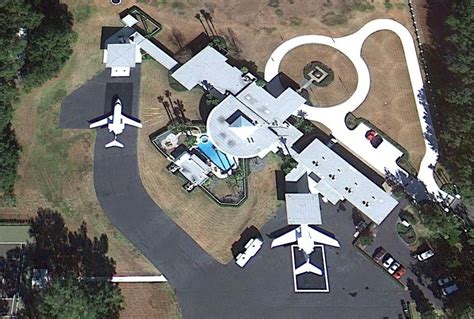 John Travolta's House and Driveway - Weird Google Earth