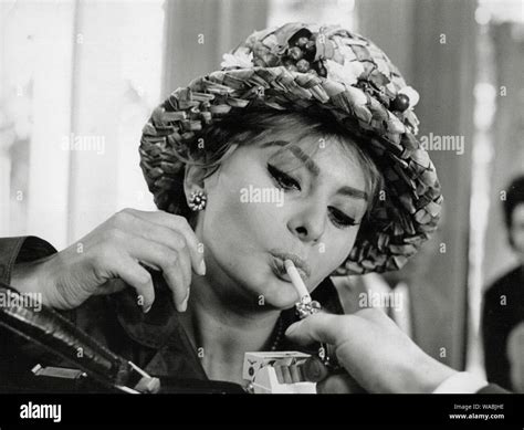 Cigarette smoking sophia loren hi-res stock photography and images - Alamy