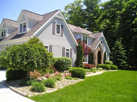 Front yard landscaping with grass and dwarf plants | Outdoor ...