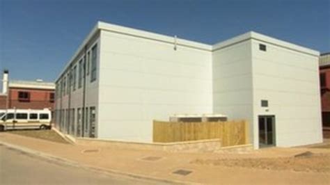 East Surrey Hospital builds new £4m wards - BBC News