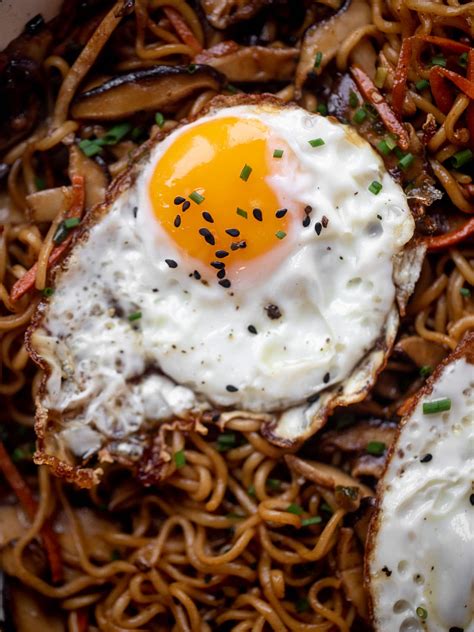 20 Minute Ramen Noodles with Sesame Fried Eggs - Veggie Ramen