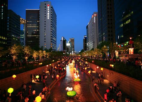 night along the Cheonggyecheon River