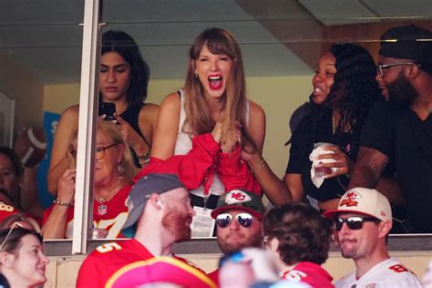 Taylor Swift, Travis Kelce exit Chiefs game together and drive away in ...