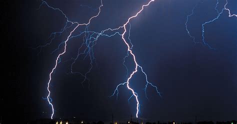 Thunderstorms with heavy rain and lightning moving into Northern Nevada