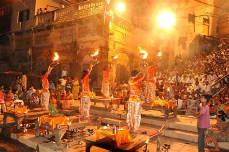 India: serata Ganga Aarti con cena e trasferimento privato | GetYourGuide