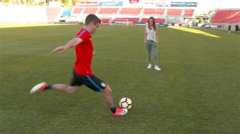 Christian Pulisic's soccer skills - CBS News