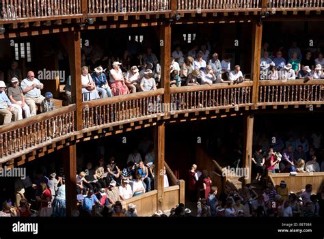 Globe theatre audience hi-res stock photography and images - Alamy