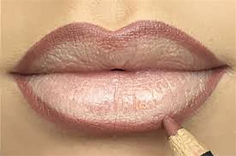 The Sexiest Lips Ever | Lip contouring, Lip colors, Lip liner colors