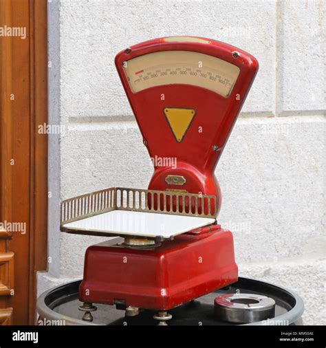 Old grocery store scales hi-res stock photography and images - Alamy