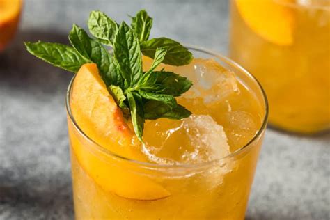 5 Perfect Peach Moonshine Cocktails - Cocktails Cafe