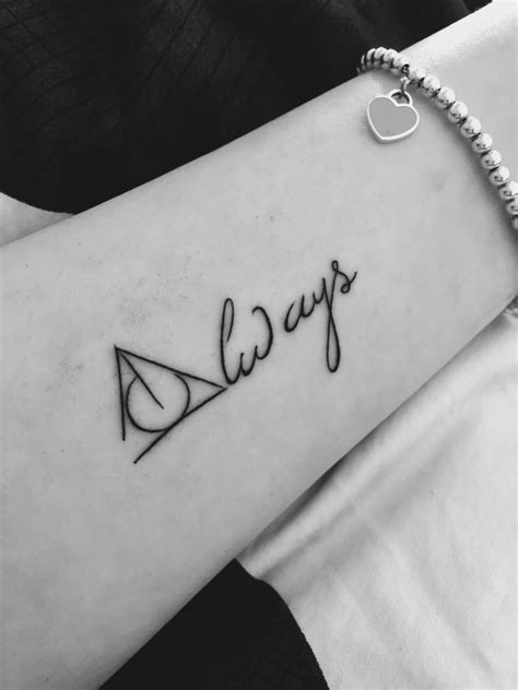 Pin de Dhruvi Dharia en Artsy | Tatuaje de hogwarts, Tatuajes de harry ...