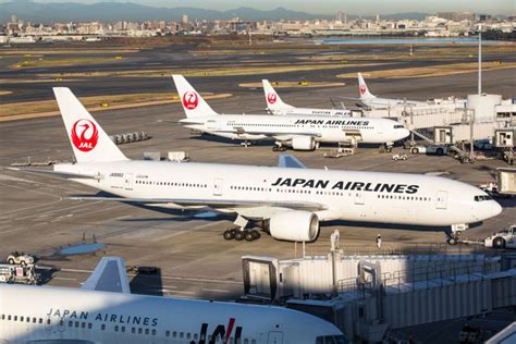 Cheap Flights to Japan Force a JAL Course Change - Bloomberg