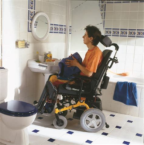 Mobility aids for bathroom: how to use them