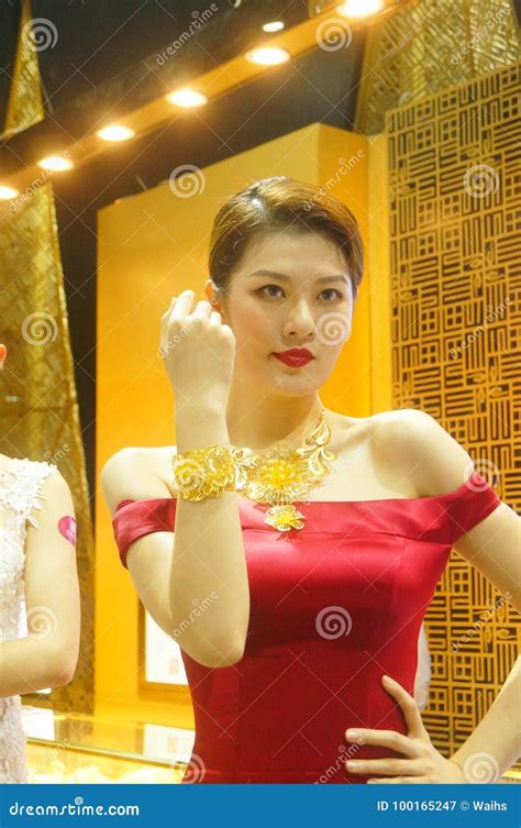 Beautiful Female Models Show Gold Jewelry at the Shenzhen International ...