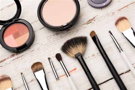 6 Easy Ways to Get Free Makeup Samples - The Savvy Couple