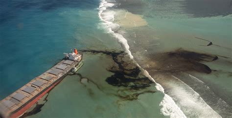 Tanker spills 1,000 tonnes of crude oil into Indian Ocean near ...