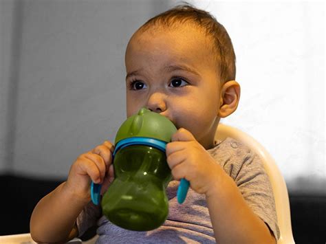 What age should babies drink water? Timing and reasons