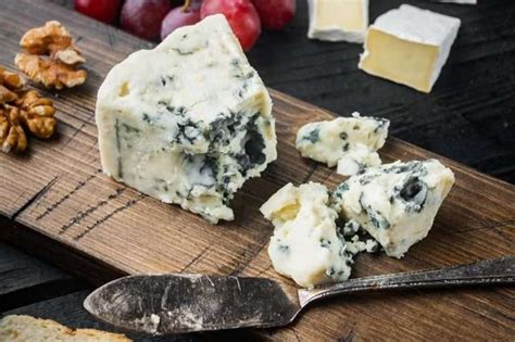 The Proper Gorgonzola Cheese Substitute List: We Finalized 21 | Butter ...