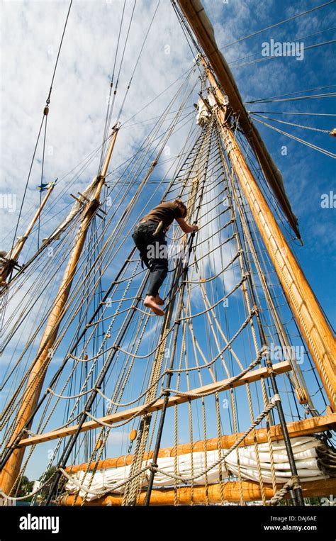 Rigging ship hi-res stock photography and images - Alamy