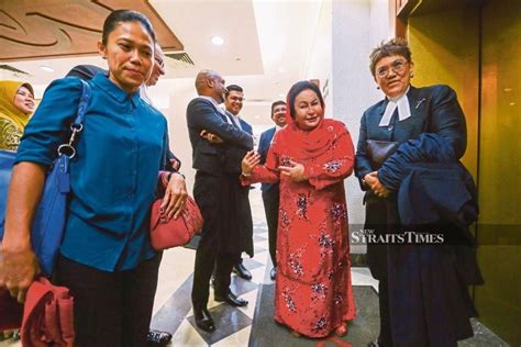 Awkward moment as Rosmah leaves courtroom during Najib's trial | New ...