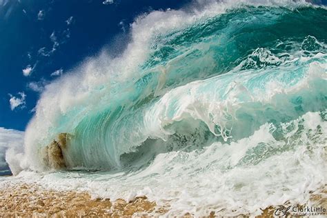 This is How You Photograph Giant Waves Crashing on a Beach | The Dream ...