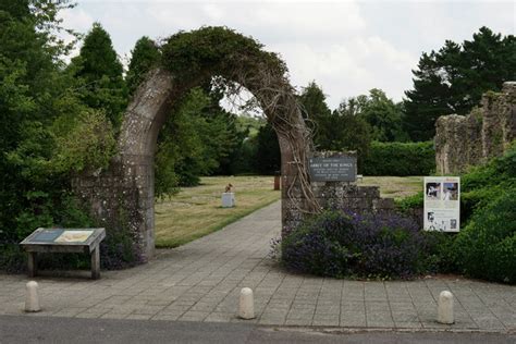 Beaulieu Abbey Ruins © Peter Trimming cc-by-sa/2.0 :: Geograph Britain ...