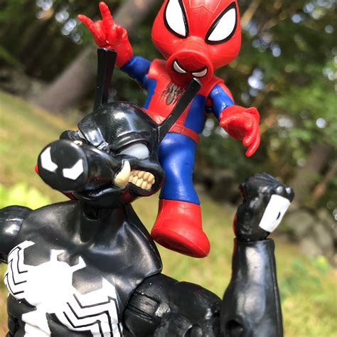 Venom Marvel Legends Spider-Ham Figure Review - Marvel Toy News