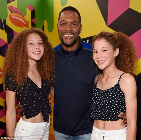 Michael Strahan brings twin daughters Isabella and Sophia to the Kids ...