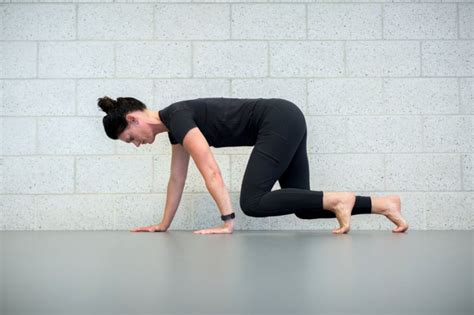 Latihan dengan tangan sebagai tumpuan berat badan kemudian naik turun ...