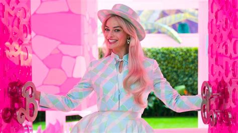 Fans are obsessed with Margot Robbie’s Barbie Dreamhouse tour