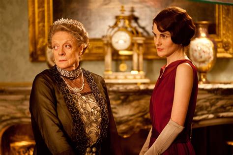 Maggie Smith wins Globe for Downton role